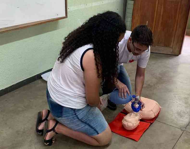 Leonardo Muzzy inspira jovens a seguirem seus sonhos, mantendo um projeto social na escola onde estudou