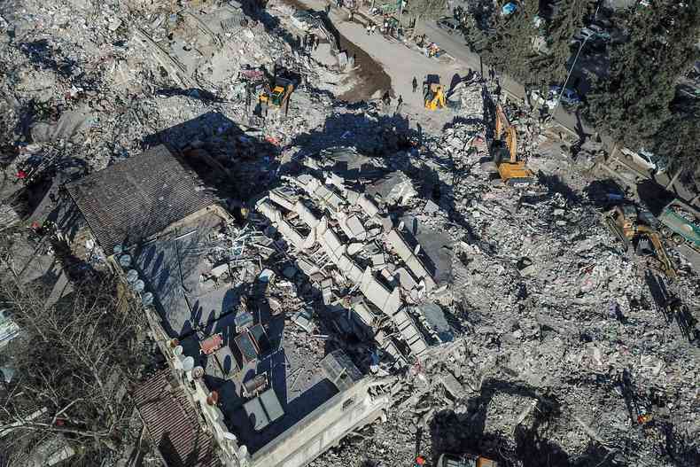 Prdios destrudos pelo terremoto na Turquia 