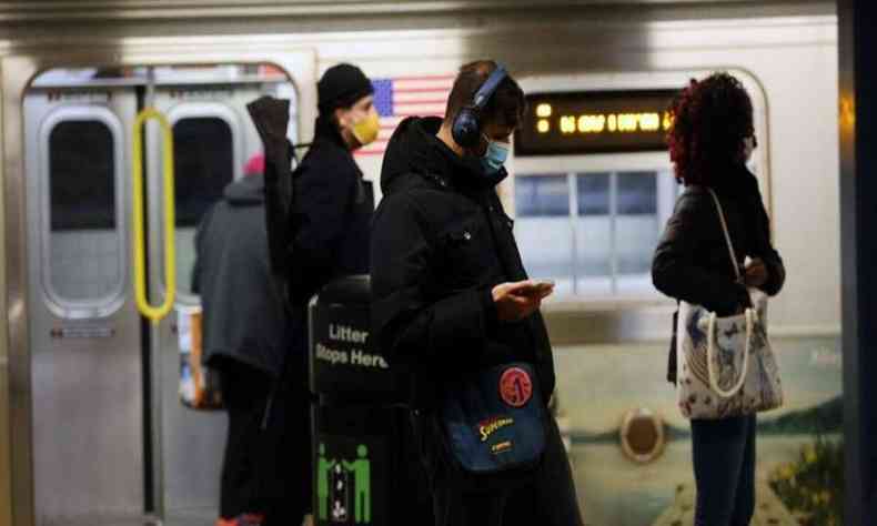 Estação no Brooklyn com passageiros usando máscara, em Nova York