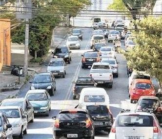 Como não há vias próximas para receber parte dos veículos, a Platina tem congestinamentos diários, devido ao tráfego intenso e estacionamento irregular. Pedestres correm risco ao atravessar sem segurança (foto: PAULO FILGUEIRAS/EM/D.A PRESS) Como não há vias próximas para receber parte dos veículos, a Platina tem congestinamentos diários, devido ao tráfego intenso e estacionamento irregular. Pedestres correm risco ao atravessar sem segurança (foto: PAULO FILGUEIRAS/EM/D.A PRESS)