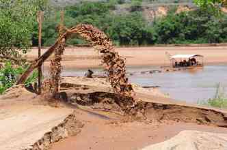 Lama que ainda est depositada no fundo do Rio Doce pode ter contaminado guas subterrneas(foto: Gladyston Rodrigues/EM/D.A Press)