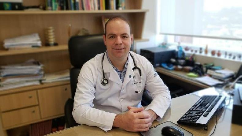 Curado da covid-19, cardiologista Fabio Grunspun Pitta diz ter experimentado na pele a dificuldade de descrever os sintomas da doença(foto: Divulgação/Albert Einstein) Curado da covid-19, cardiologista Fabio Grunspun Pitta diz ter experimentado na pele a dificuldade de descrever os sintomas da doença(foto: Divulgação/Albert Einstein)
