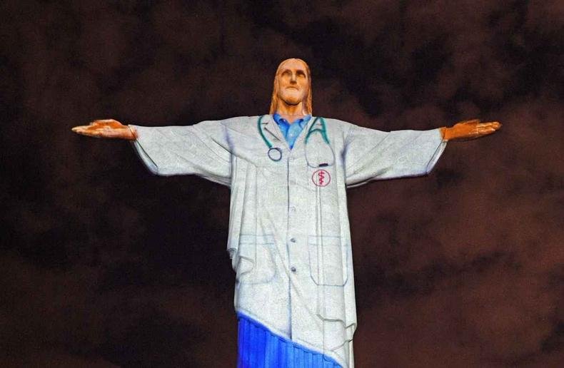 Jaleco de m�dico foi projetado na imagem do Cristo Redentor neste domingo de P�scoa(foto: Carl de Souza/AFP)