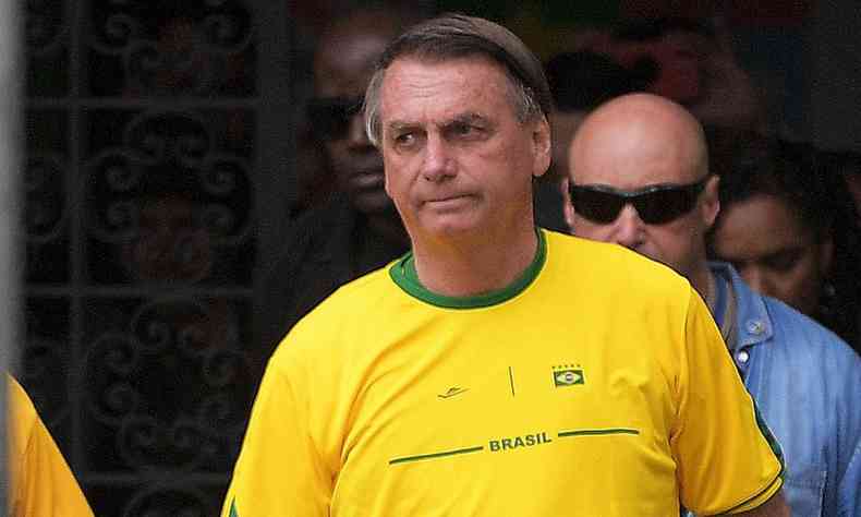 Jair Bolsonaro srio usando a camisa amarela do Brasil