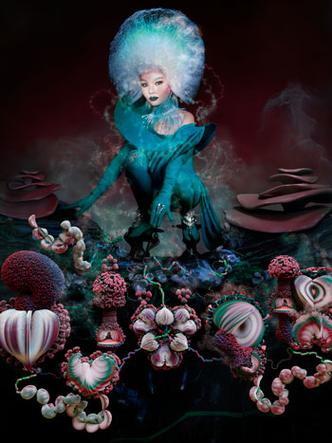 capa do lbum Fossora traz Bjork com figurino azul esverdeado agachada sobre escultura de pano que remetem a corao e cogumelos