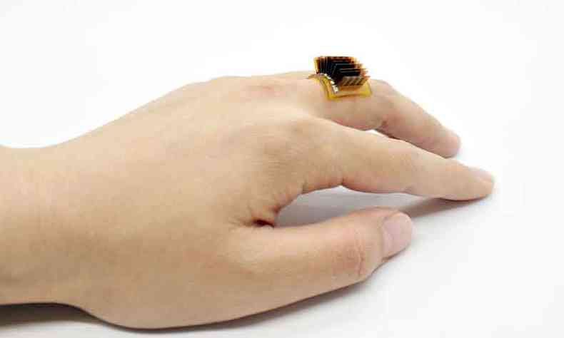 Pequena bateria em forma de anel, que usa a energia emitida pelo corpo para carregar eletrnicos(foto: Xiao Lab/Divulgao)