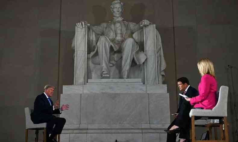 Donald Trump volta  corrida pelas eleies presidenciais nos EUA com entrevista a rede TV no Lincoln Memorial(foto: JIM WATSON / AFP)