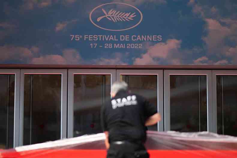 Funcionrio estende tapete vermelho na entrada do teatro onde se realizar o festival