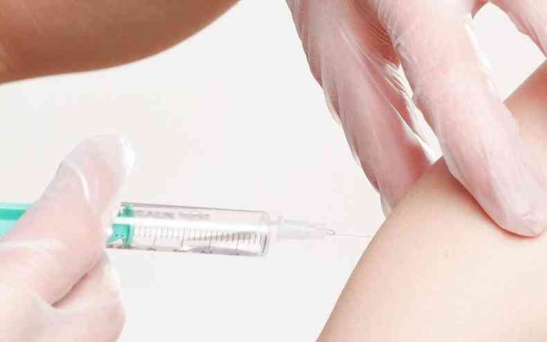 Aplicação de vacina em braço