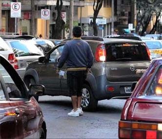 Na Rua Goitacazes, a poucos quarteir�es da sede da Prefeitura de Belo Horizonte, flanelinha faz com�rcio ilegal de folha do rotativo sem ser incomodado por fiscal(foto: Beto Magalh�es/EM/D.A Press)