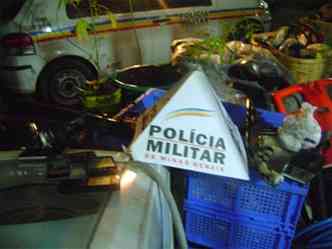 A Polcia Militar recolheu vrios objetos roubados pelos criminosos(foto: Divulgao/Polcia Militar de Unai)