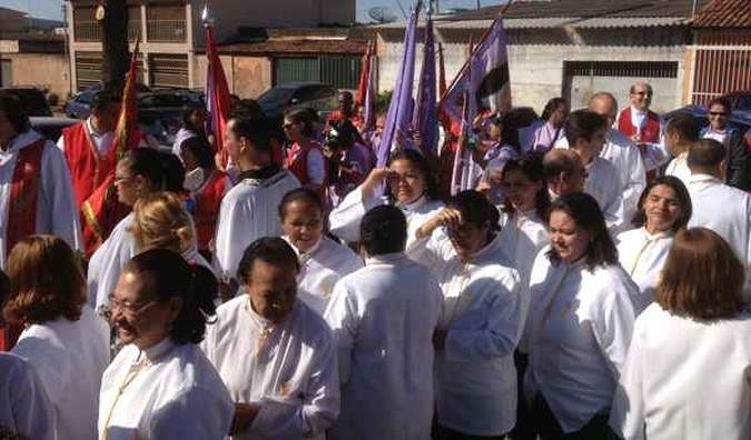 Tradi��o e f�: fieis celebram a festa no dia de Pentecostes, para comemorar a descida do Esp�rito Santo sobre os ap�stolos(foto: (Breno Fortes/CB/D.A Press))