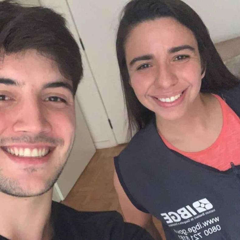 O jovem Mathias Alves recebe em casa a recenseadora Marina Scotelaro de Castro(foto: Arquivo pessoal) O jovem Mathias Alves recebe em casa a recenseadora Marina Scotelaro de Castro