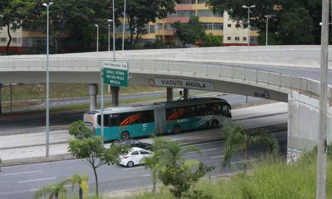 O elevado passa por obras emergenciais para a substituição dos aparelhos de apoio de quatro pilares(foto: Edesio Ferreira/EM/D.A Press) O elevado passa por obras emergenciais para a substituição dos aparelhos de apoio de quatro pilares(foto: Edesio Ferreira/EM/D.A Press)