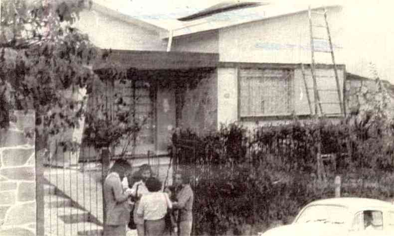 Reprteres diante da casa de nmero 203 da Rua Marab, dias depois da tragdia: vizinhana perplexa(foto: Alvimar de Freitas/Arquivo EM - 22/11/1978)