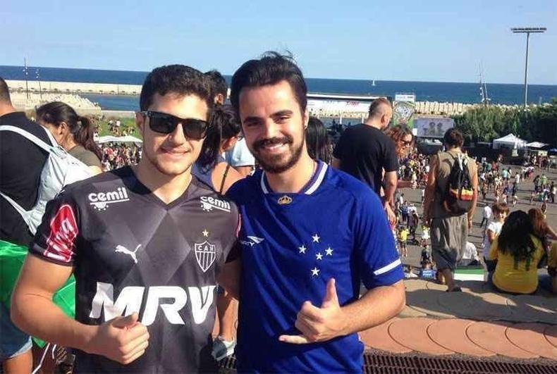 Em Barcelona h� um m�s, os mineiros Jo�o Gabriel e Roberto Medeiros curtiram a festa (foto: Marcelo Bechler)