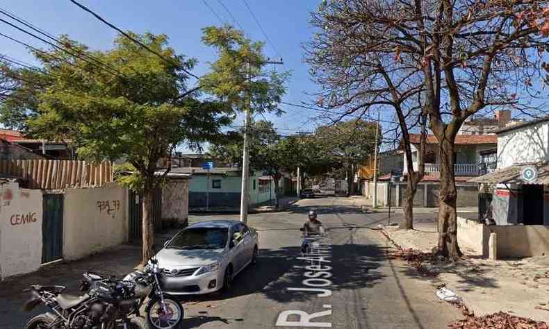 Suspeito, que teria invadido casa no Bairro Serrano, foi atingido na cabea e no trax(foto: Google Street View/Reproduo)