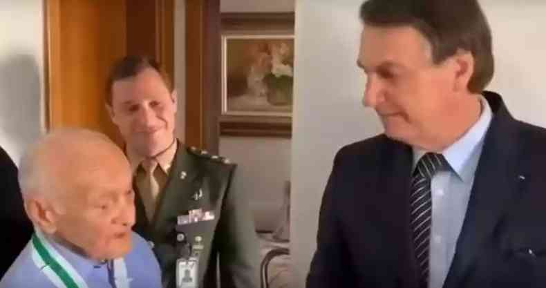 Segundo tenente Carlos Santiago de Amorim recebeu a visita de Bolsonaro em seu apartamento, em Braslia, no ano passado(foto: Reproduo)