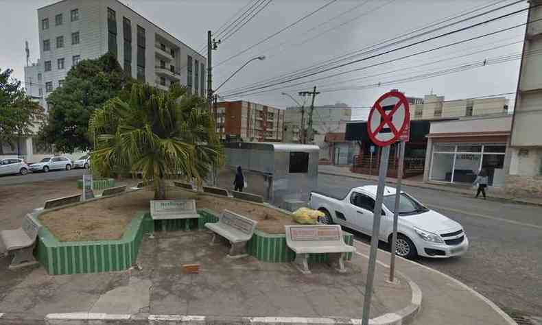 Homem encontrou a mulher em trailer na Praa Presidente Antnio Carlos, em Barbacena(foto: Google Street View/Reproduo)