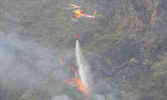 Estiagem afeta controle do fogo pelos helicpteros dos bombeiros(foto: Paulo Filgueiras/EM/DA Press - 19/9/14)