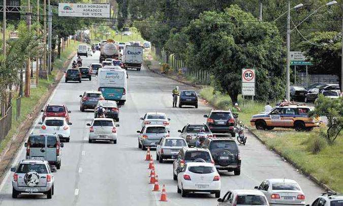Operação policial em uma das saídas de BH: regras para fiscalização de condutores em blitzes não foram modificadas pela legislação que passa a vigorar em 19 de abril(foto: Alexandre Guzanshe/EM/D.A Press) Operação policial em uma das saídas de BH: regras para fiscalização de condutores em blitzes não foram modificadas pela legislação que passa a vigorar em 19 de abril(foto: Alexandre Guzanshe/EM/D.A Press)