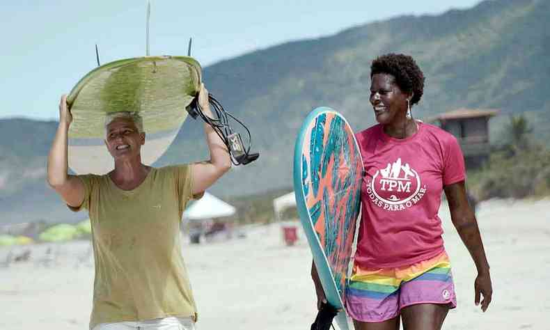 Surfistas da comunidade LGBTQIA sorriem em cena da srie Todas as cores do Brasil
