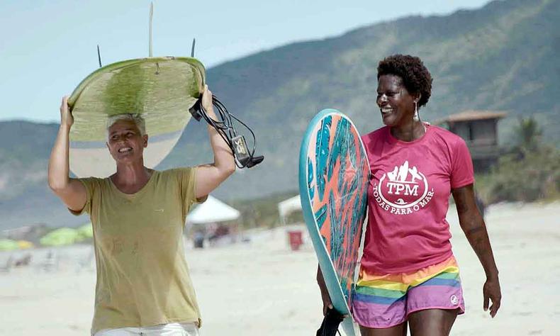 Surfistas da comunidade LGBTQIA sorriem em cena da srie Todas as cores do Brasil