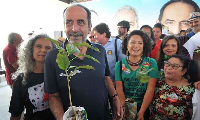 Kalil segura planta junto de ambientalistas em evento de campanha