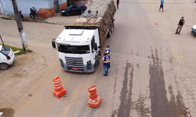 Agentes da Defesa Civil de Timteo e policiais militares orientam motoristas nas barreiras