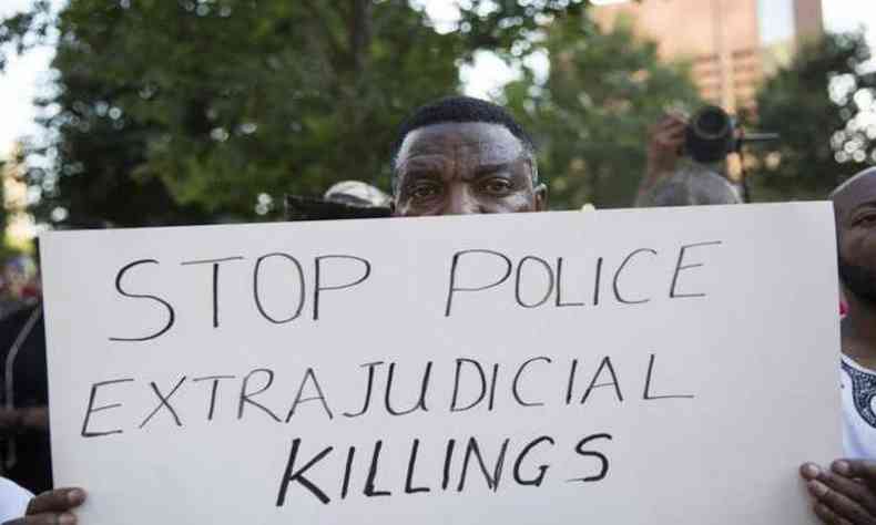 Dezenas de pessoas protestavam pela morte de dois homens negros por policiais brancos nos estados da Luisiana e de Minnesota(foto: AFP/Laura Buckman )