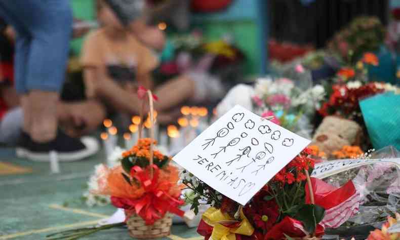 flores, brinquedos e bichos de pelcia na porta da creche em homenagem s crianas assassinadas em Blumenau