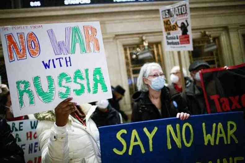 Manifestantes se renem para se opor a uma guerra dos EUA com a Rssia pela Ucrnia no Grand Central Terminal