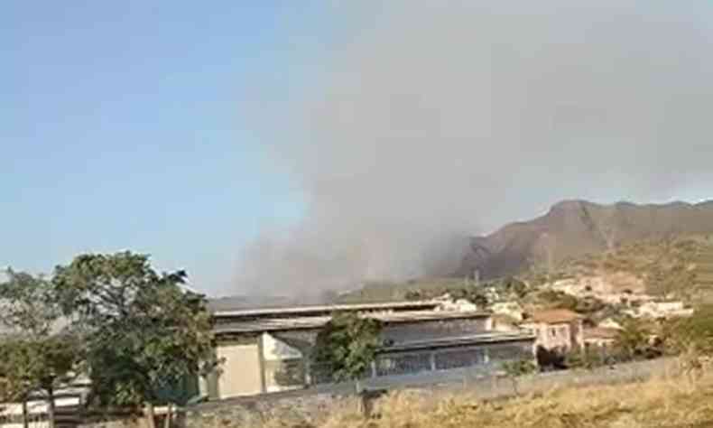 Incndio na Serra do Rola Moa na tarde deste sbado (17/7)(foto: Reproduo da internet/WhatsApp)
