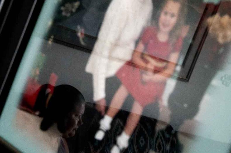 Shannon Doyle refletida em porta-retratos da filha, Makayla, morta por fentanil