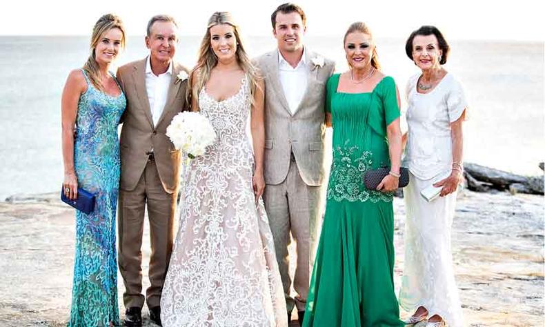 Os noivos Raquel Mattar e Clemente Faria Junior entre seus pais Greyce Giordano e Eugenio Mattar e Vitoria Faria e a avó Ana Amelia Faria, no seu casamento na Ilha Turks and Caicos, em 11 de abril de 2015(foto: Vanessa Kohler/Divulgacao) Os noivos Raquel Mattar e Clemente Faria Junior entre seus pais Greyce Giordano e Eugenio Mattar e Vitoria Faria e a avó Ana Amelia Faria, no seu casamento na Ilha Turks and Caicos, em 11 de abril de 2015(foto: Vanessa Kohler/Divulgacao)