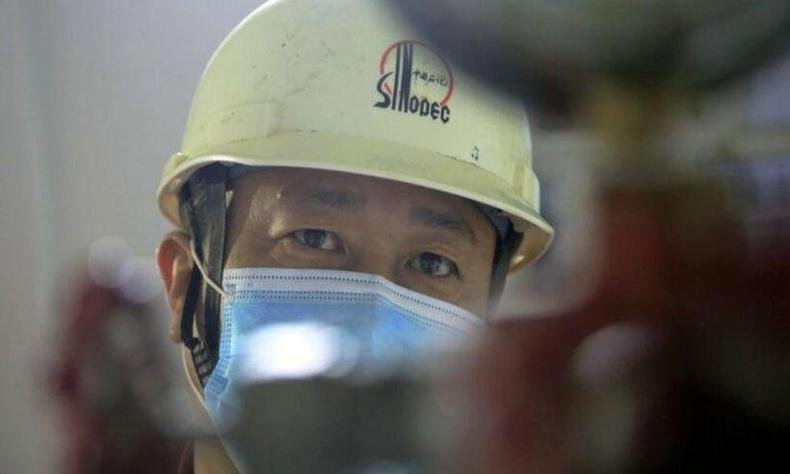 Oper�rio da Sinopec de capacete