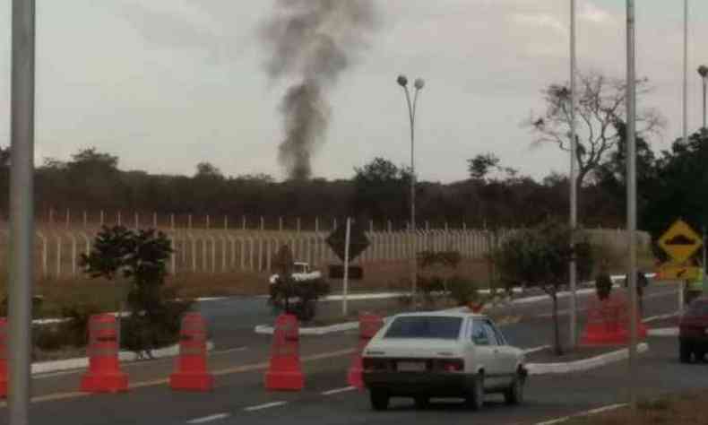 Aeronave caiu em uma mata prxima ao aeroporto da cidade(foto: Corpo de Bombeiros/Divulgao)