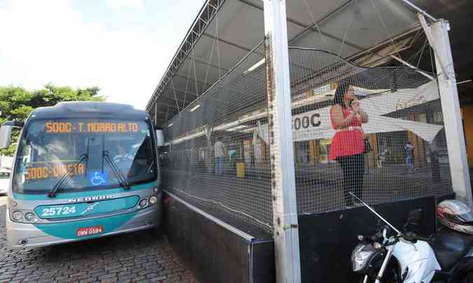 Situao incomoda passageiros na Rua Aaro Reis e persiste desde 2014(foto: Gladyston Rodrigues/EM/D.A PRESS)