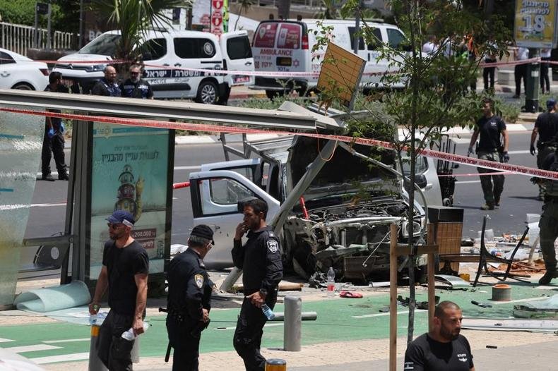 Membros do pessoal de seguran�a e emerg�ncia israelense trabalham no local de um ataque de carro em Tel Aviv. O suposto ataque resultou em ferimentos, disseram policiais e m�dicos
