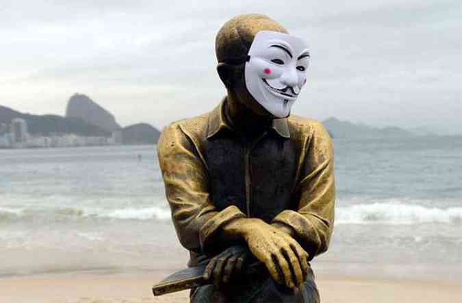 Na Praia de Copacabana, at Carlos Drummond de Andrade ganhou a mscara dos protestos: manifestantes prometem marcha pacfica para hoje(foto: (YASUYOSHI CHIBA/AFP))