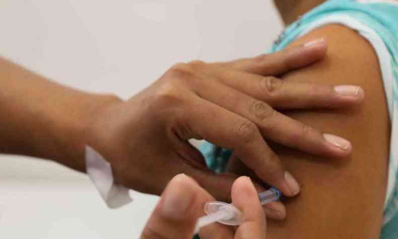 Mulher adulta sendo vacinada