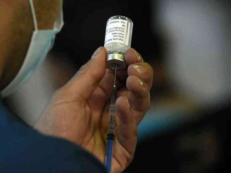 Enfermeiro prepara dose de vacina para ser aplicada em paciente(foto: ALFREDO ESTRELLA / AFP)