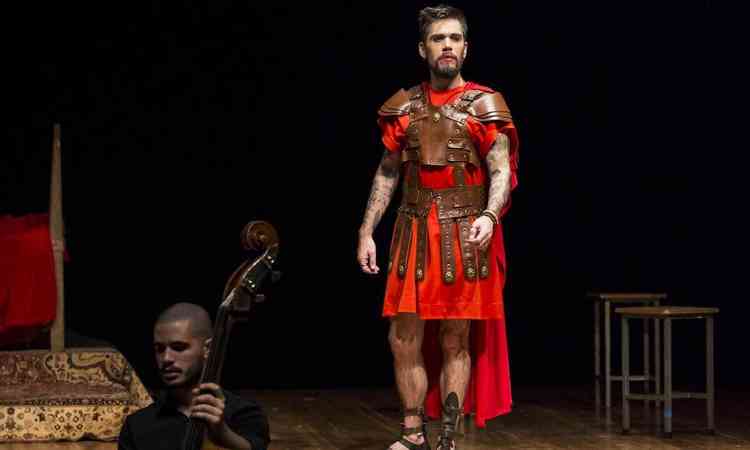 Bartono Diego d'Almeida, vestido como romano, canta no palco
