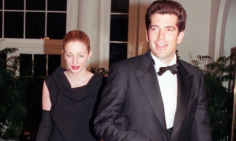 O casal Caroline e John F. Kennedy Jr. chega a evento social