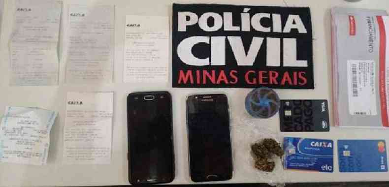 Policiais apreenderam comprovantes bancrios, celulares, cartes de banco e notebook(foto: Polcia Civil/Divulgao)
