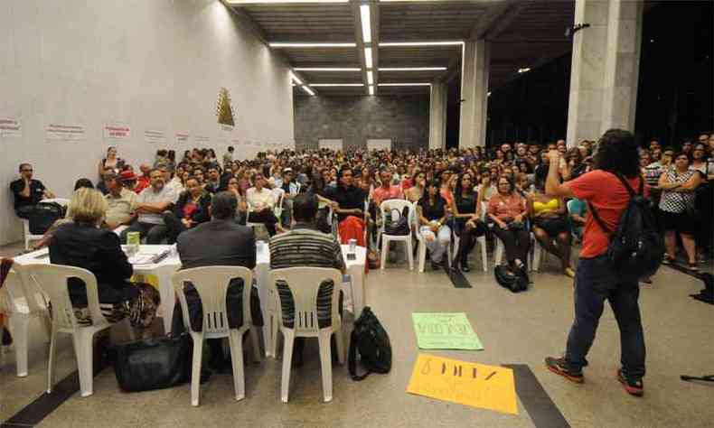 Assembleia de educadores, que decidiram manter a greve: impasse sobre clusula salarial e outros trs pontos (foto: Leandro Couri/EM/DA Press)