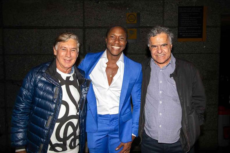 O ator Tiago Barbosa, que faz o papel de Milton Nascimento (ao centro), com Flávio Venturini e Murilo Antunes, na estreia do musical 'Clube da Esquina - Onde os sonhos não envelhecem'(foto: Nelson Almeida/Divulgação) Flávio Venturini, Tiago Barbosa e Murilo Antunes sorriem para a câmera, no Sesc Palladium