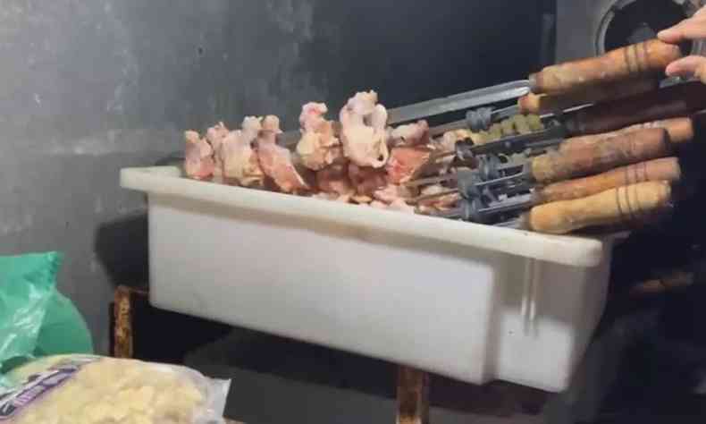 Parte da carne irregular que foi apreendida pela PCMG em churrascaria de Uberaba