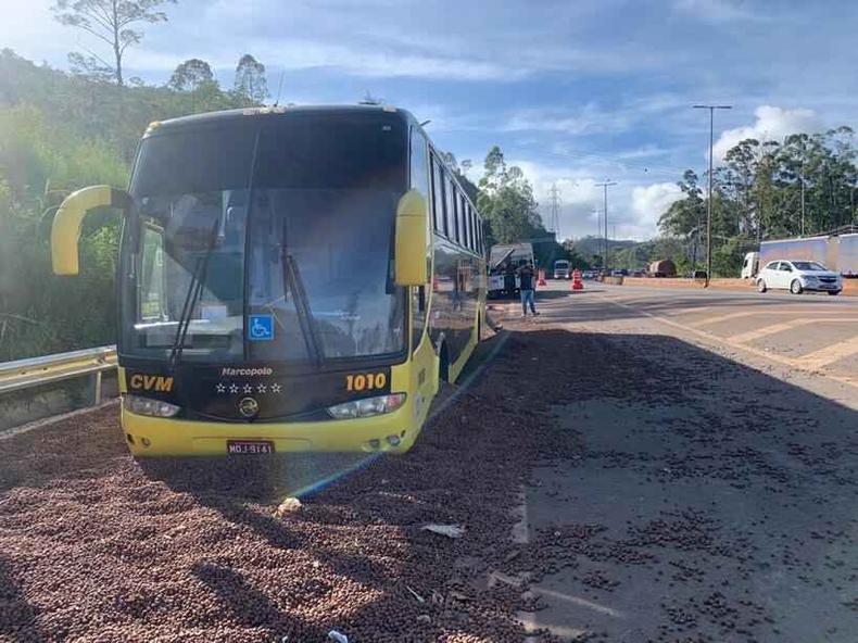 O guincho chegou na área de escape por volta das 8 horas(foto: Edésio Ferreira/EM/D.A Press) ônibus na área de escape