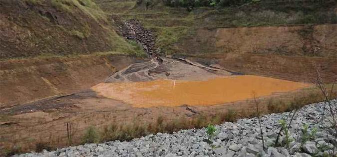 Diques e barragem da mineradora Emicon, em Igarapé, na Região Metropolitana de Belo Horizonte, estão abandonados e podem provocar danos ao meio ambiente(foto: Juarez Rodrigues/EM/D.A Press) Diques e barragem da mineradora Emicon, em Igarapé, na Região Metropolitana de Belo Horizonte, estão abandonados e podem provocar danos ao meio ambiente(foto: Juarez Rodrigues/EM/D.A Press)